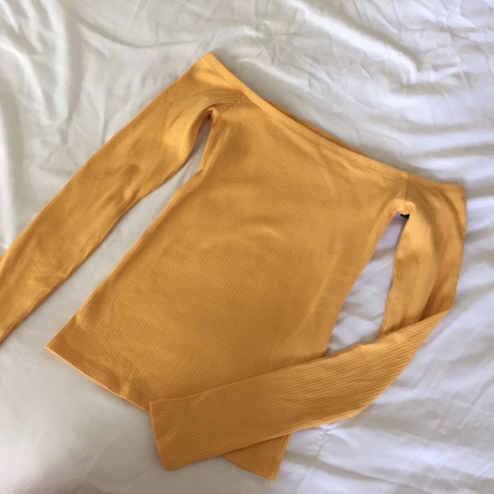 Off the shoulder yellow Hollister top